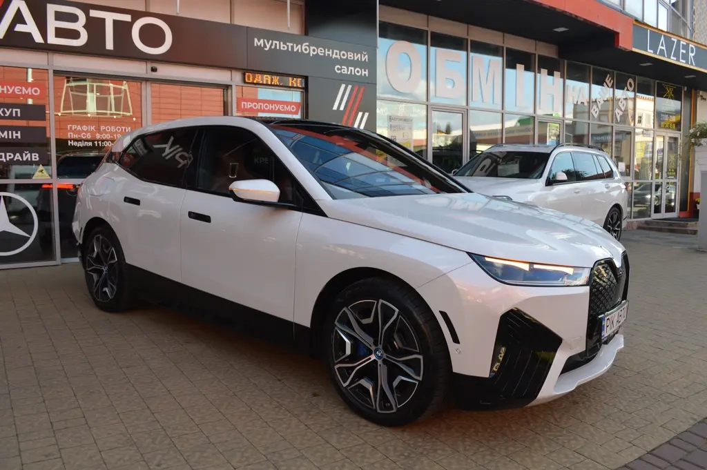 BMW iX image 1