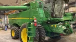 John Deere S670 image 1