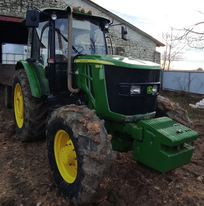 John Deere 6110B image 1