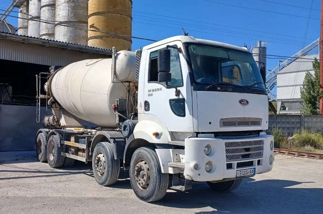 Ford Cargo image 1