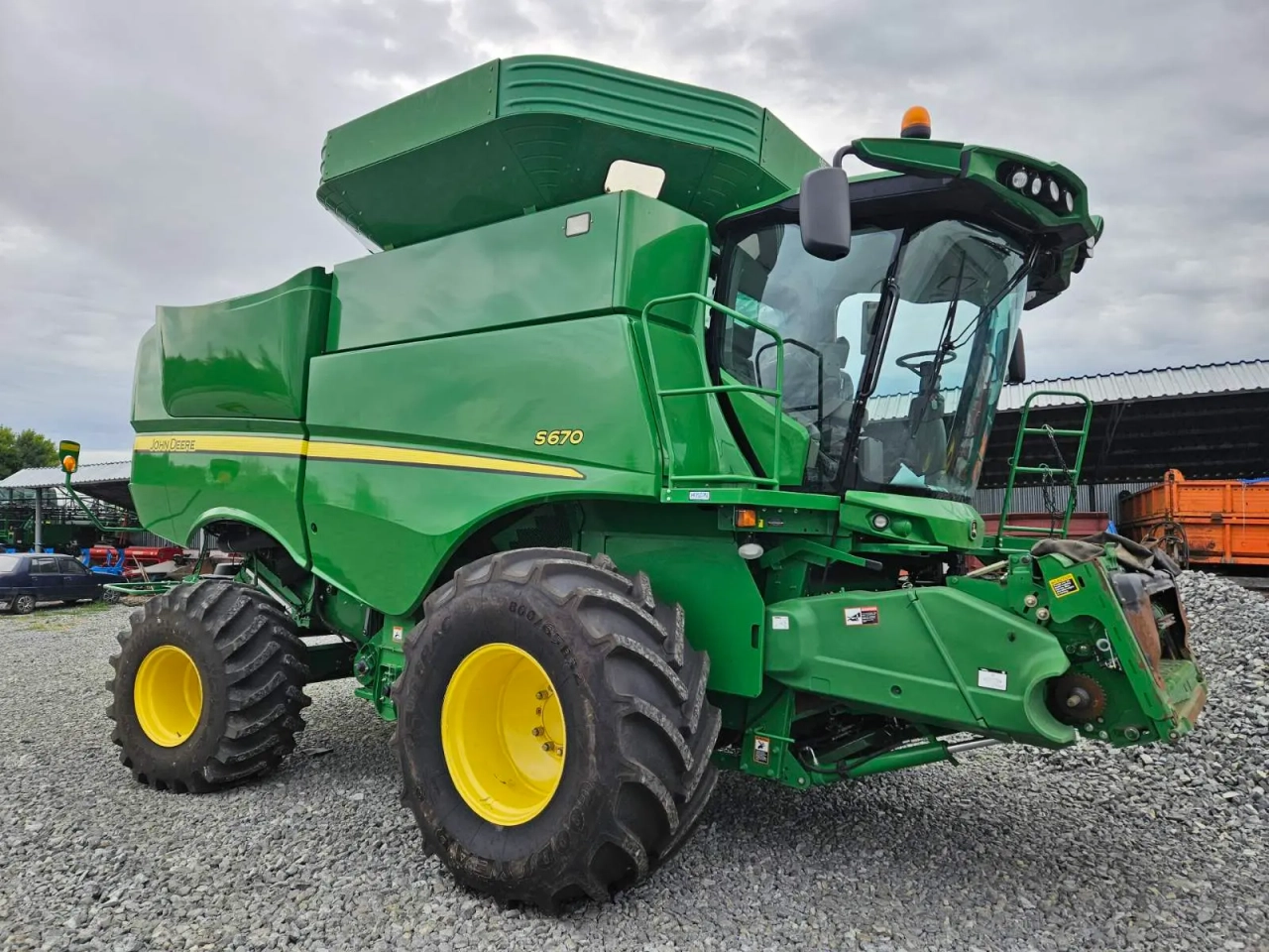 John Deere S670 image 1