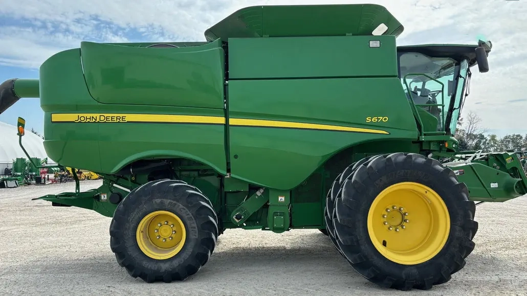 John Deere S670 image 1