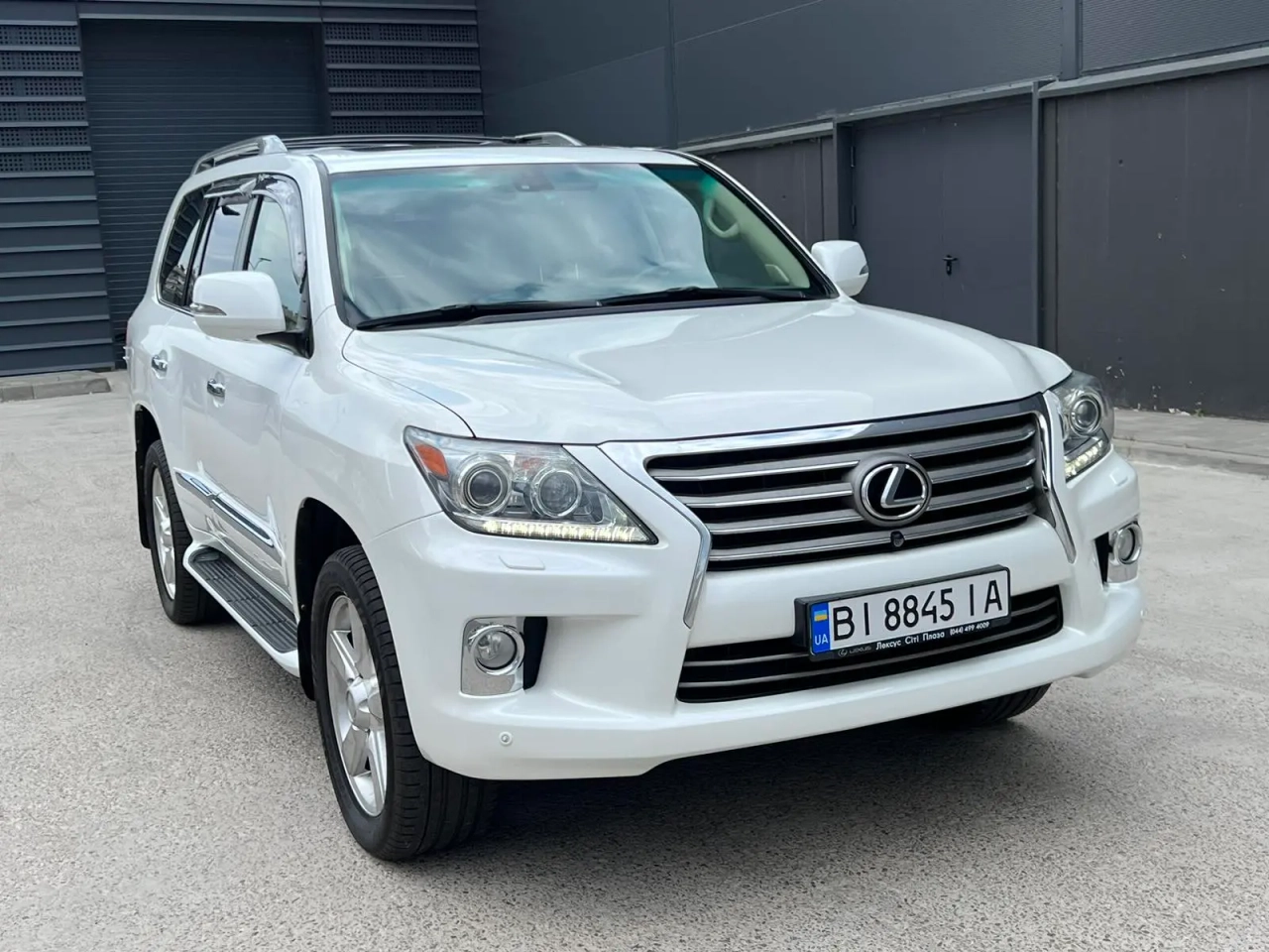 Lexus lX570 image 1