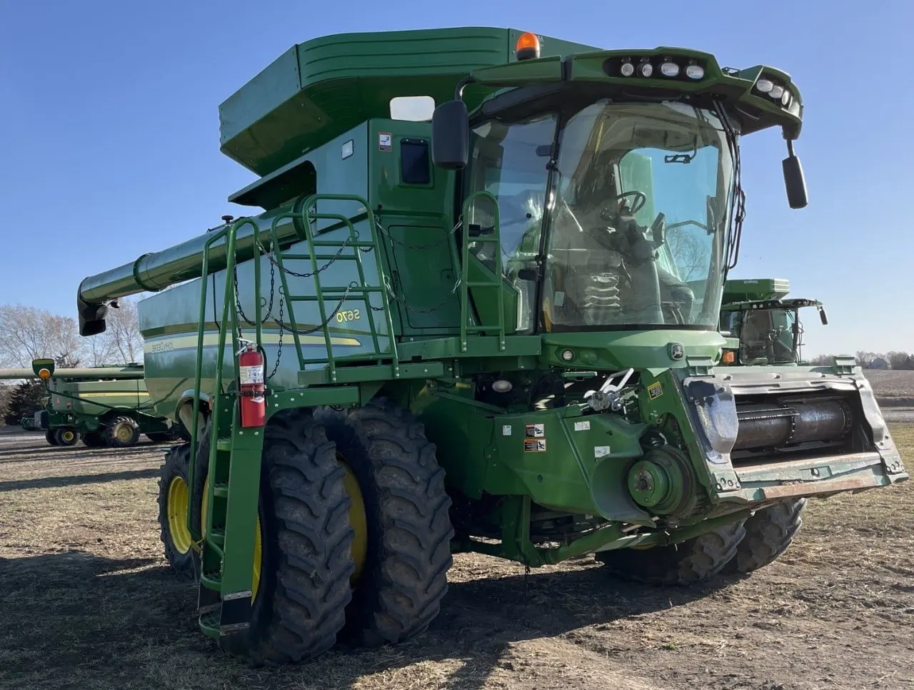 John Deere S670 image 1