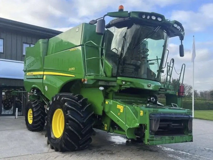 John Deere S670 image 1