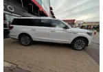 Lincoln Navigator image 3