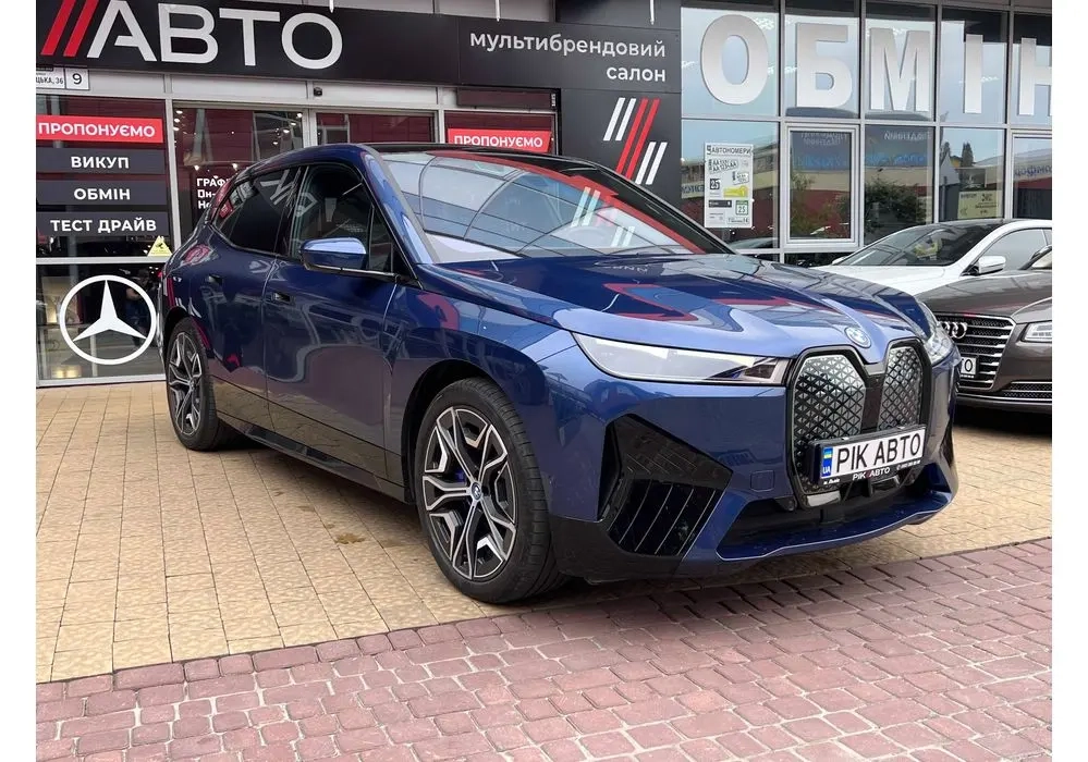 BMW iX image 1