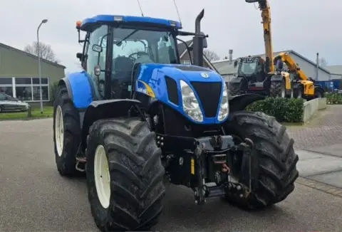 New Holand 7040 (2024-04-02T00:00:00.000Z)