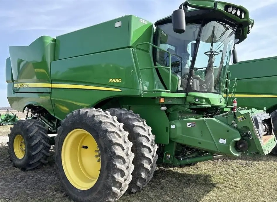 John Deere S680 image 1